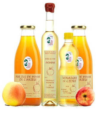 Assortiment de bouteilles de jus de pomme