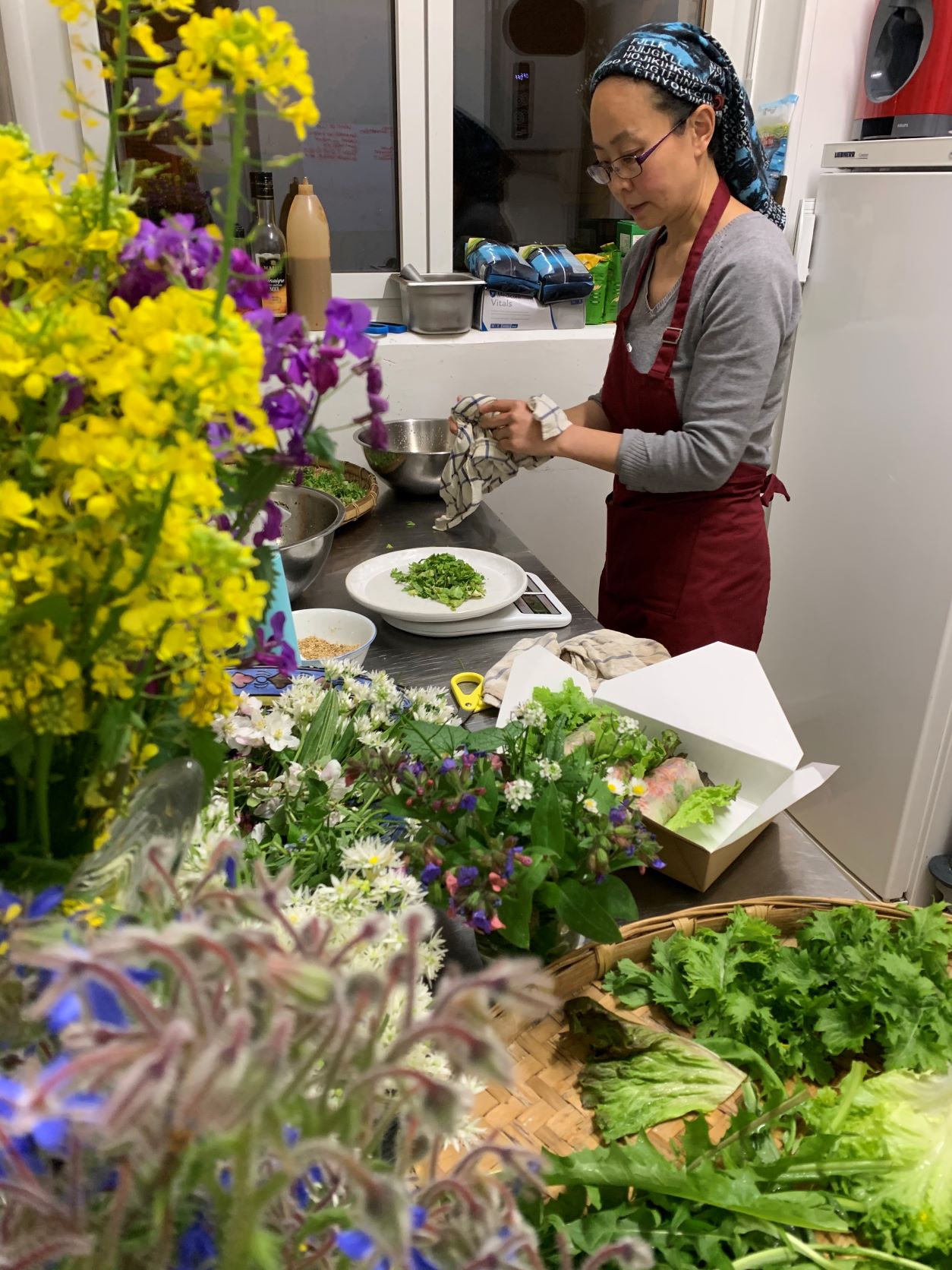 Préparation des rouleaux de saison aux plantes sauvages